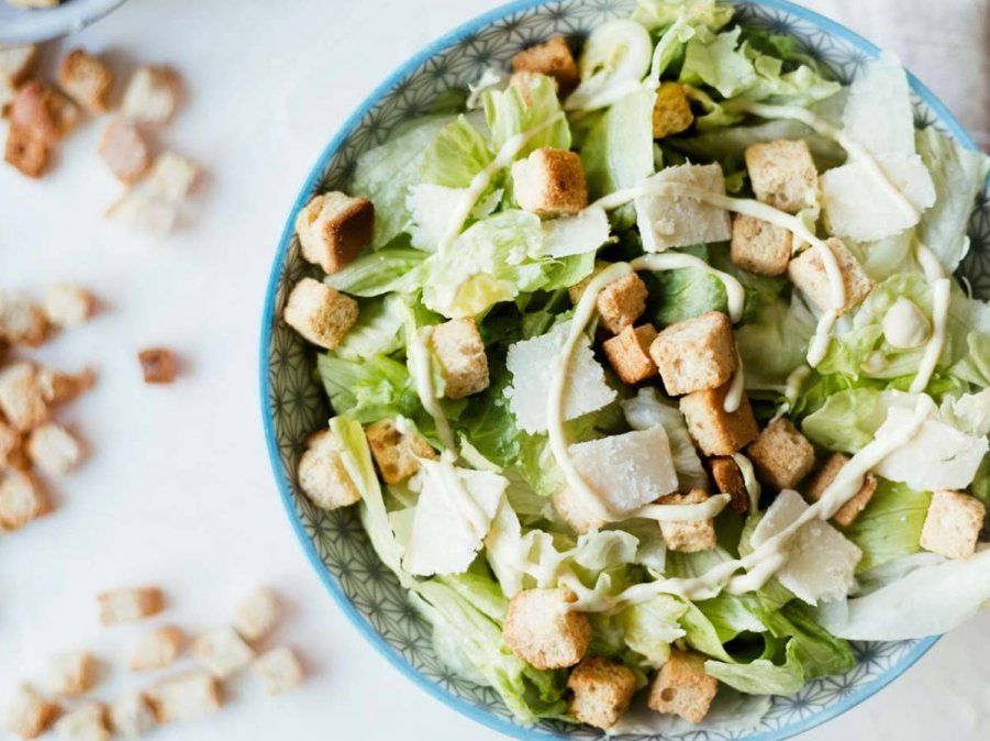 Cómo preparar una ensalada César con ingredientes fáciles.