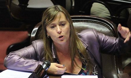 La senadora Juliana Di Tullio pidió la expulsión de Daniel Scioli del Partido Justicialista. También de dos senadores más que votaron la Ley Bases. La senadora Juliana Di Tullio pidió la expulsión de Daniel Scioli del Partido Justicialista. También de dos senadores más que votaron la Ley Bases.
