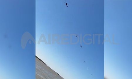 Las aeronaves sobrevolaron la costanera rosarina este mediodía y generaron intriga entre la gente. Las aeronaves sobrevolaron la costanera rosarina este mediodía y generaron intriga entre la gente.