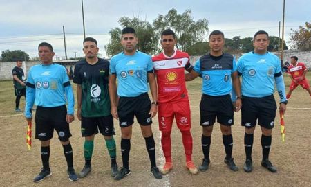 Loyola - Belgrano, uno de los partidos de la fecha 8 del ascenso de la Liga Santafesina de Fútbol. Foto: Luciano Vertone. Loyola - Belgrano, uno de los partidos de la fecha 8 del ascenso de la Liga Santafesina de Fútbol. Foto: Luciano Vertone.