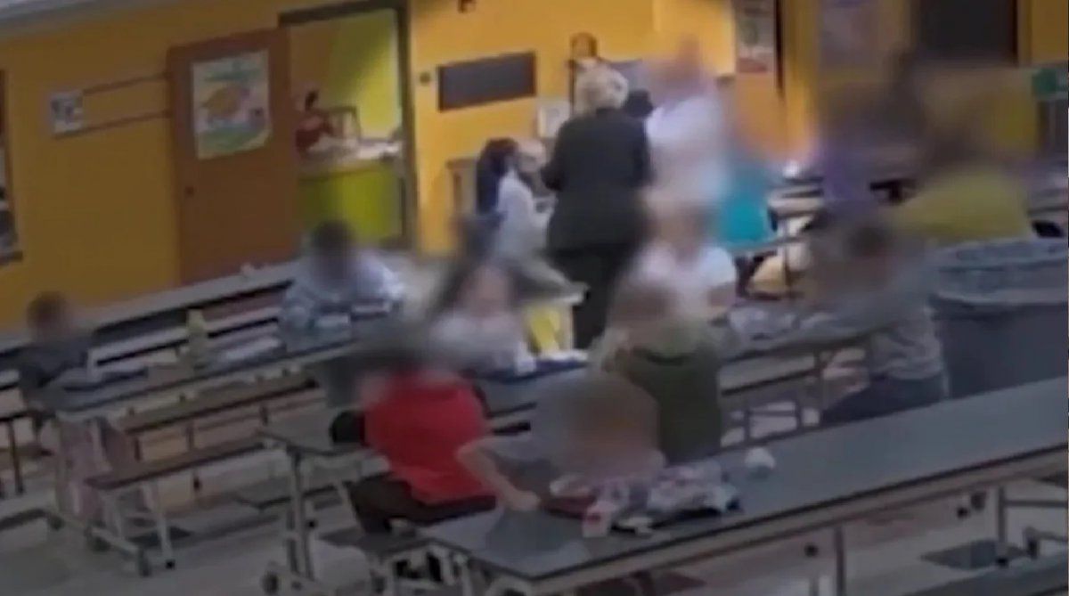 Maestra obligó a alumna de 9 años a comer alimentos que había tirado a la basura