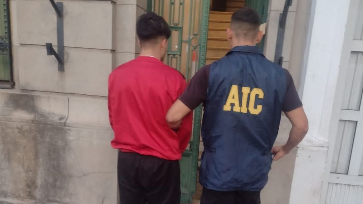 El sospechoso mientras entraba a la sede de homicidios.