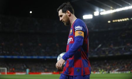 El astro argentino Lionel Messi no acudió este domingo a la Ciudad Deportiva de Barcelona para hacerse las pruebas médicas y el test de coronavirus previo al inicio de la pretemporada, con lo que puso en evidencia su indeclinable voluntad de abandonar el club. El astro argentino Lionel Messi no acudió este domingo a la Ciudad Deportiva de Barcelona para hacerse las pruebas médicas y el test de coronavirus previo al inicio de la pretemporada, con lo que puso en evidencia su indeclinable voluntad de abandonar el club.