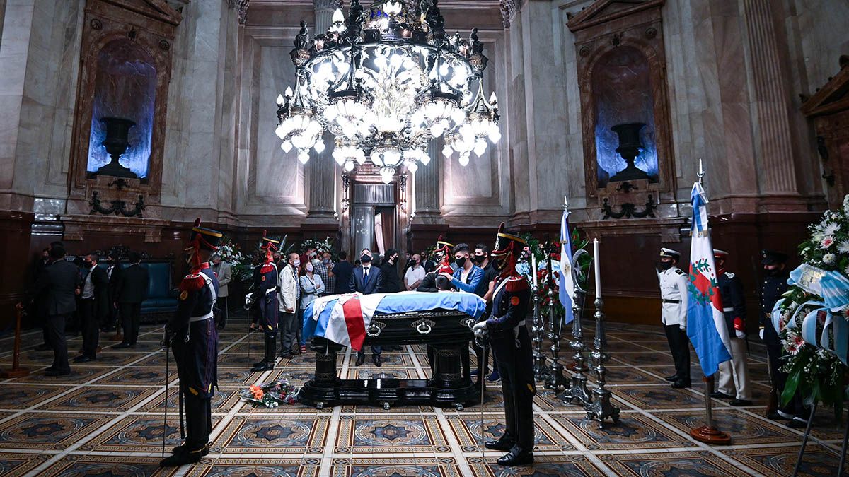 El velorio de Menem comenzó el domingo a las 20 y terminará después del mediodía del lunes.
