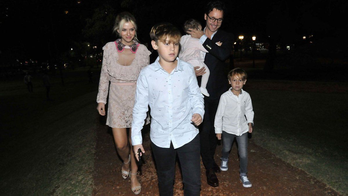 La China junto a los tres hijos mayores de Benjamín Vicuña.