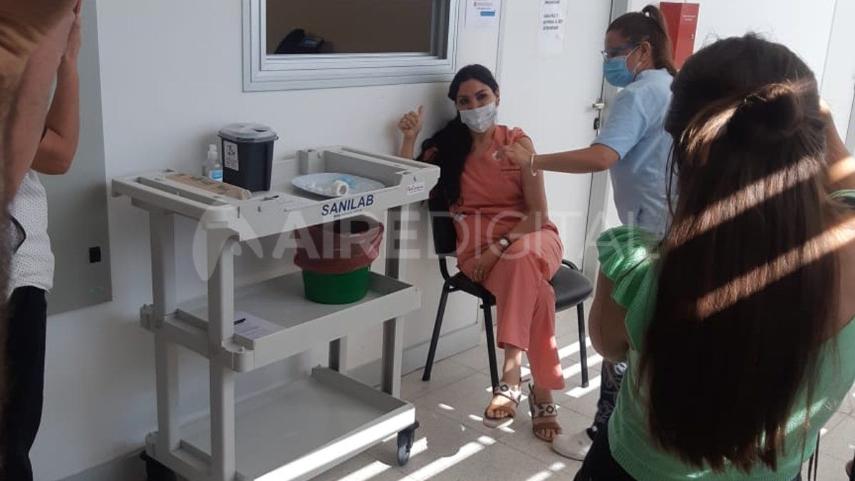 En el nuevo Hospital Iturraspe, la doctora de la Unidad de Terapia Intensiva, Natalia Fernández, fue la primera en recibir la Sputnik V.