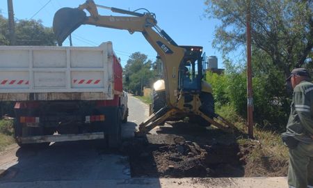 socavon en el puente de colastine sur: comenzaron los trabajos sobre la calzada socavon en el puente de colastine sur: comenzaron los trabajos sobre la calzada