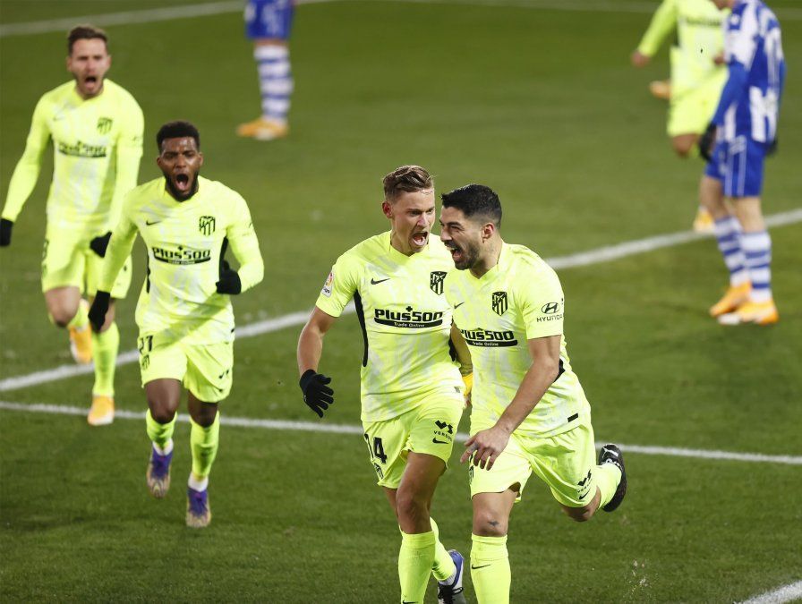 Luis Suárez le dio la victoria al Atlético de Madrid ante el Alavés y recuperó la punta de LaLiga de España con dos partidos jugados menos que el resto.