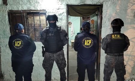 El informe reveló que, durante este año, se realizaron en el ámbito provincial 118 allanamientos y detuvieron a 81 personas, 22 civiles y 59 policías; se secuestraron 108 armas de fuego, 39 vehículos, 442 teléfonos móviles, droga, dinero en efectivo y otros dispositivos digitales. El informe reveló que, durante este año, se realizaron en el ámbito provincial 118 allanamientos y detuvieron a 81 personas, 22 civiles y 59 policías; se secuestraron 108 armas de fuego, 39 vehículos, 442 teléfonos móviles, droga, dinero en efectivo y otros dispositivos digitales.