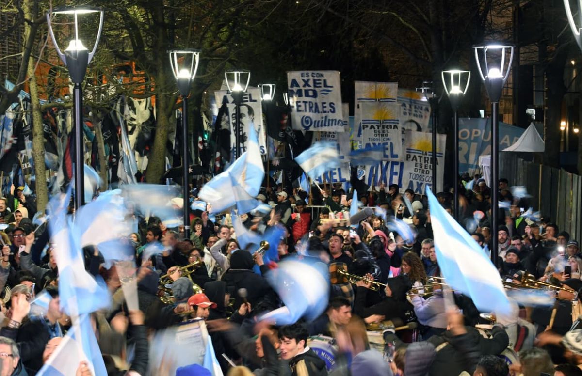 Festejos en el bunker de Fuerza Patria tras las elecciones en Buenos Aires. Festejos en el bunker de Fuerza Patria tras las elecciones en Buenos Aires.