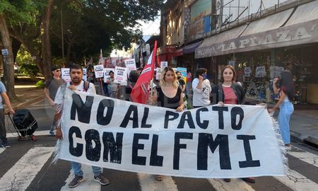 Organizaciones políticas y sociales, marchan en contra del acuerdo con el FMI en Santa Fe. Organizaciones políticas y sociales, marchan en contra del acuerdo con el FMI en Santa Fe.