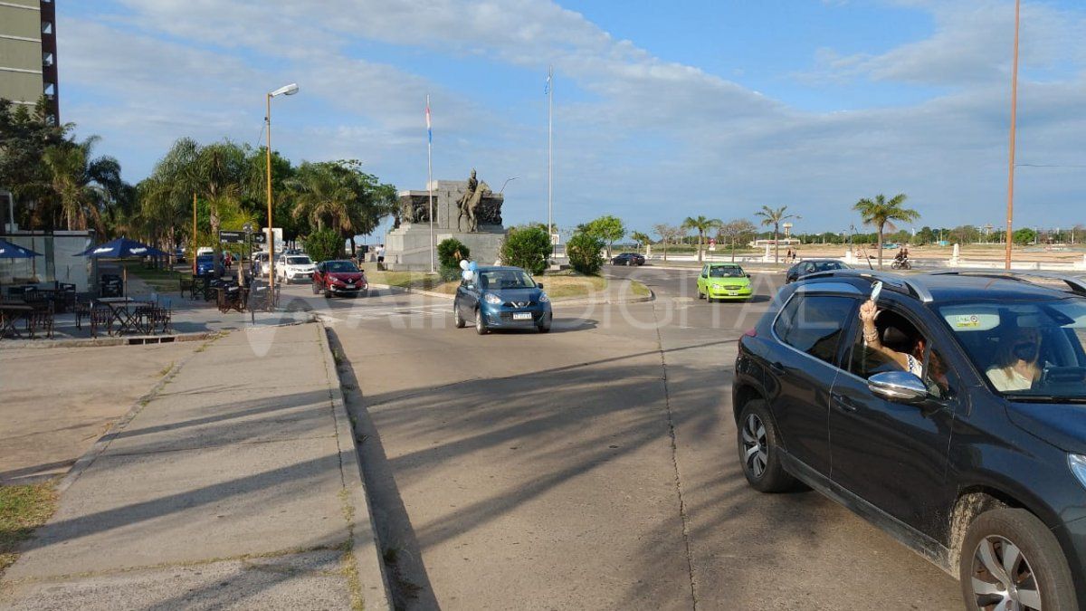 La caravana de padres y estudiantes del las escuelas secundarias y primarias de Santa Fe reclamaron la vuelta a las clases presenciales.&nbsp;