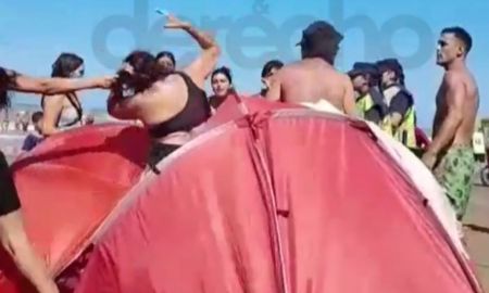 Una pelea en la playa de Santa Teresita dejó a varios turistas sorprendidos por la violencia y la intervención policial. Una pelea en la playa de Santa Teresita dejó a varios turistas sorprendidos por la violencia y la intervención policial.