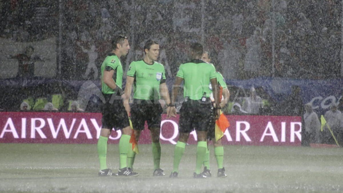 La intensa lluvia durante el partido caus&oacute; demoras en el primer tiempo