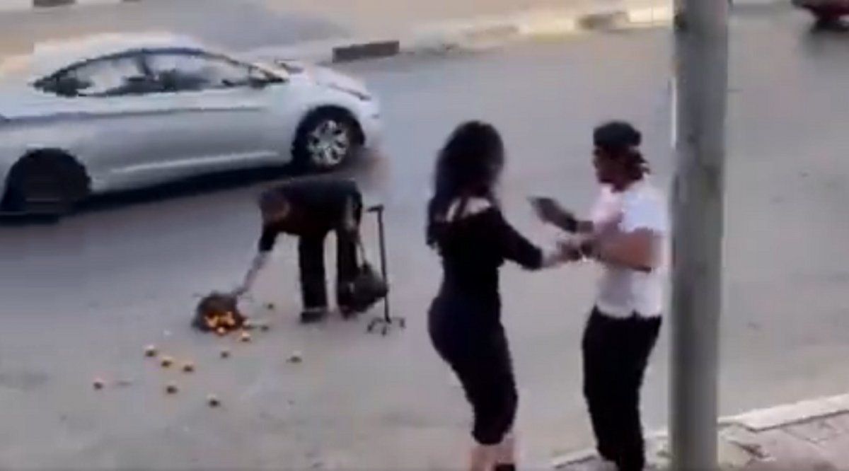 Video viral: pareja que discutía se salvó de un accidente por ayudar a una señora en la calle.