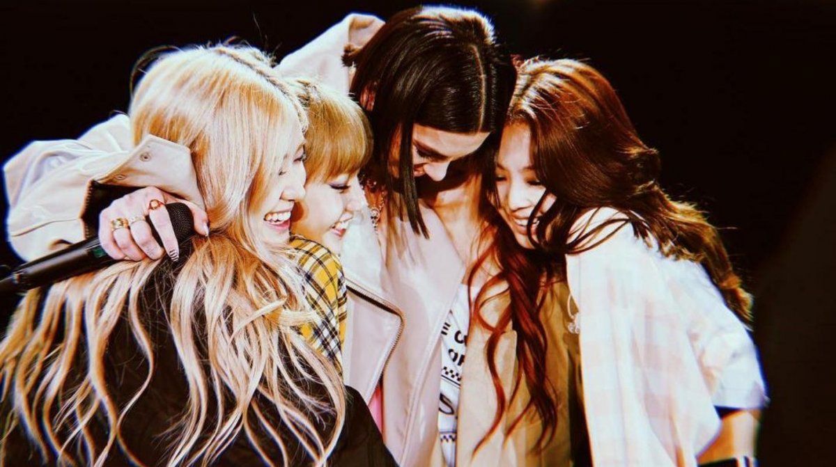 Dua Lipa hace una aparición sorpresa en concierto de BLACKPINK