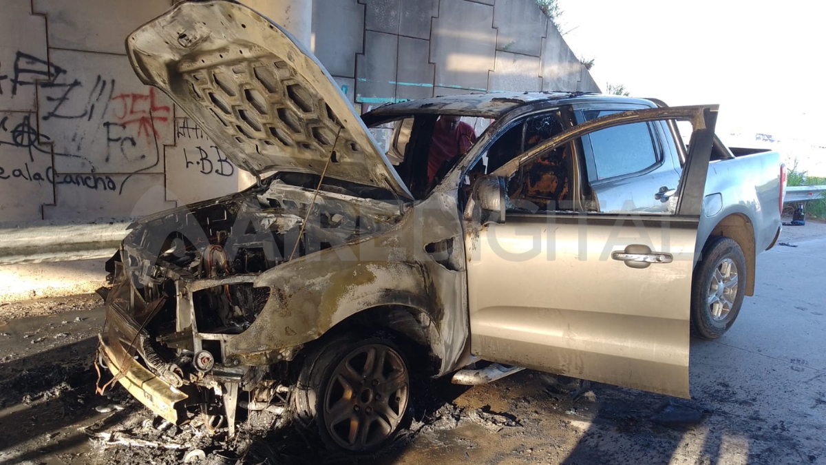 Se incendió una camioneta por desperfectos mecánicos en la ruta 70