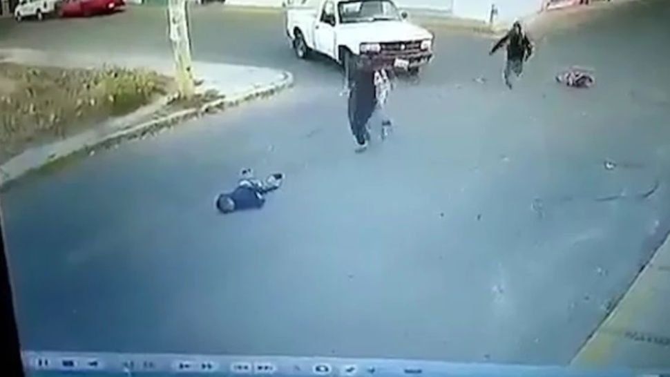 Auto atropelló y mató a nene que caminaba de la mano con su mamá