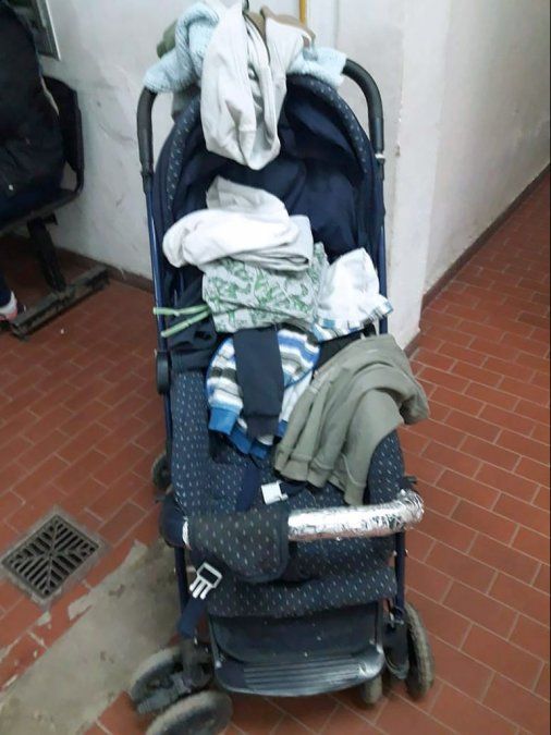El cochecito en el que fue abandonado.