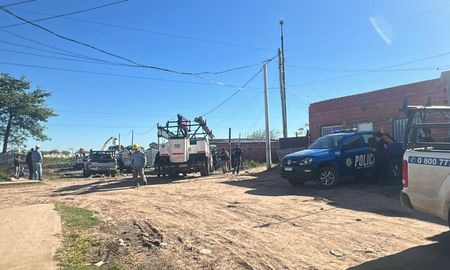A más de un mes del violento episodio, una cuadrilla de la EPE retomó este miércoles las tareas en barrio Villa del Parque. A más de un mes del violento episodio, una cuadrilla de la EPE retomó este miércoles las tareas en barrio Villa del Parque.