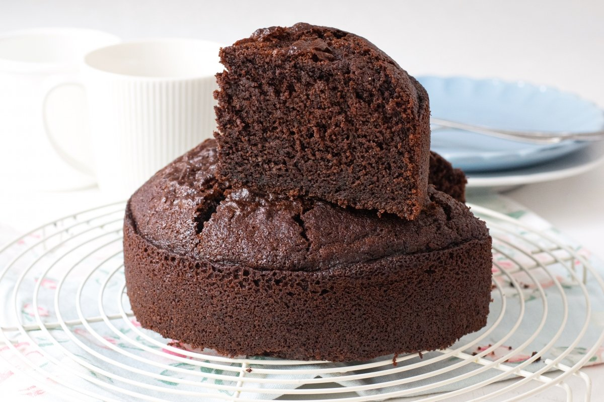 El bizcochuelo de chocolate con cacao es muy sencillo de hacer en casa y lleva pocos ingredientes. El bizcochuelo de chocolate con cacao es muy sencillo de hacer en casa y lleva pocos ingredientes.