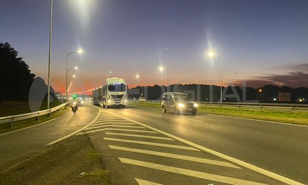 Los usuarios deben usar la Autopista Santa Fe - Rosario por el cierre total del Puente Carretero. Los usuarios deben usar la Autopista Santa Fe - Rosario por el cierre total del Puente Carretero.