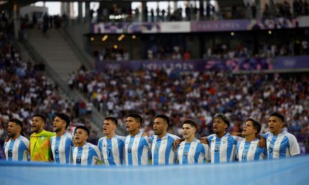 Hostil recibimiento a la Selección Argentina en el duelo ante Francia por los cuartos de final en los Juegos Olímpicos. Hostil recibimiento a la Selección Argentina en el duelo ante Francia por los cuartos de final en los Juegos Olímpicos.