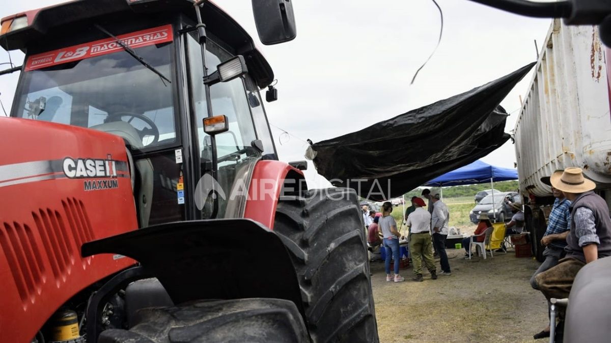 Productores rurales continúan este viernes afuera de la Estancia Casa Nueva, de la familia Etchevehere.
