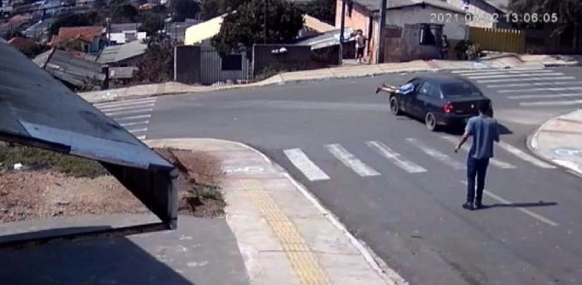 Video viral: hombre saltó a un auto en movimiento para evitar que choque.