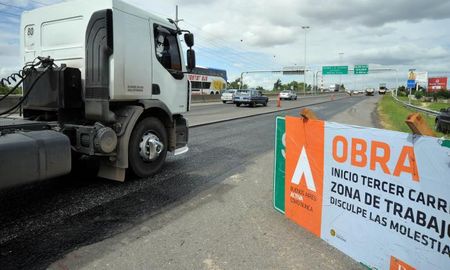Este lunes se concretó la firma del acta que da inicio a la construcción del tercer carril de la Autopista Rosario-Santa Fe. Este lunes se concretó la firma del acta que da inicio a la construcción del tercer carril de la Autopista Rosario-Santa Fe.