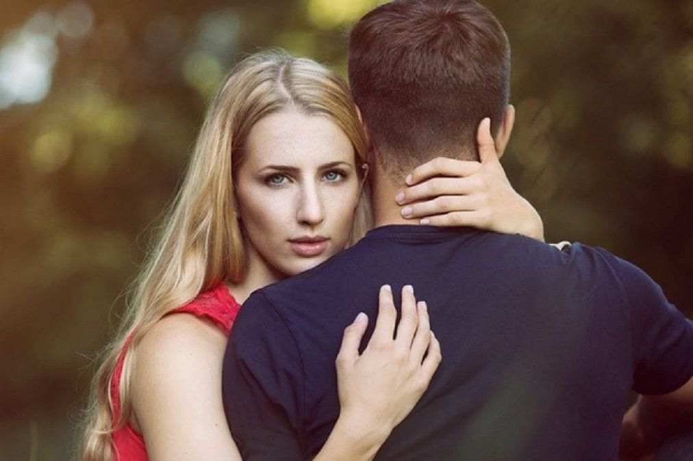 Hombre denuncia a su amante por extorsión luego de pagarle una millonaria suma para que no le contara nada a su esposa.