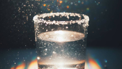 El ritual del vaso con agua y sal del 1 de noviembre que atrae dinero y buena suerte, según el Feng Shui