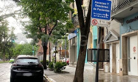 Un auto mal estacionado en la puerta de un centro de día en Bulevar Gálvez, no pudo ser retirado por colapso en el corralón municipal. Un auto mal estacionado en la puerta de un centro de día en Bulevar Gálvez, no pudo ser retirado por colapso en el corralón municipal.