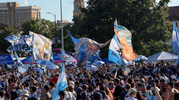 La ilusión argentina se abraza en Kansas: banderazo multitudinario con el foco en Suiza.