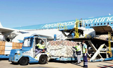 El Airbus 330-200, matrícula LV-GIF, con la nominación AR1050, despegó el miércoles a las 5.50 hora local (las 18.50 de Argentina) rumbo a la escala en Madrid. El Airbus 330-200, matrícula LV-GIF, con la nominación AR1050, despegó el miércoles a las 5.50 hora local (las 18.50 de Argentina) rumbo a la escala en Madrid.