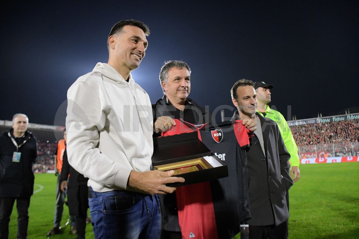 Lionel Scaloni fue homenajeado en la cancha de Newell's. Lionel Scaloni fue homenajeado en la cancha de Newell's.