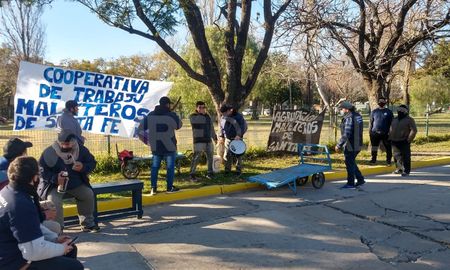 Durante la protesta, los maleteros no interrumpieron la circulación de los ómnibus, pero advirtieron que van a endurecer las medidas si no hay respuesta. Durante la protesta, los maleteros no interrumpieron la circulación de los ómnibus, pero advirtieron que van a endurecer las medidas si no hay respuesta.