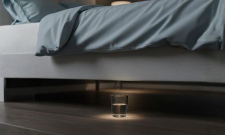 Para qué sirve poner un vaso con agua debajo de la cama. Para qué sirve poner un vaso con agua debajo de la cama.