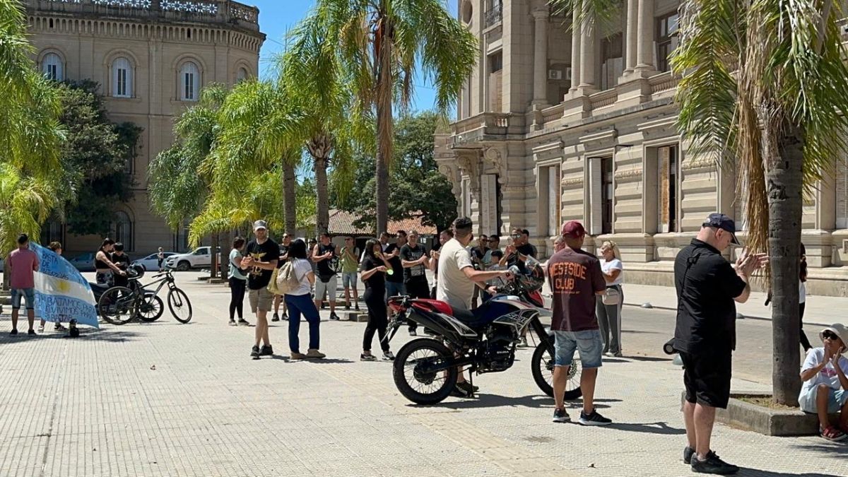 La protesta también se trasladó a la plaza 25 de Mayo, frente a la Casa de Gobierno de Santa Fe, donde un grupo de personas desplegó banderas y pancartas con distintos lemas. La protesta también se trasladó a la plaza 25 de Mayo, frente a la Casa de Gobierno de Santa Fe, donde un grupo de personas desplegó banderas y pancartas con distintos lemas.