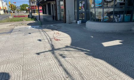 Postal de cómo quedó la vereda tras el cruento ataque a Gastón Copes. Postal de cómo quedó la vereda tras el cruento ataque a Gastón Copes.