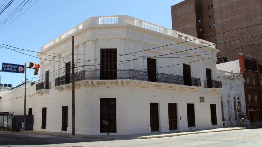 La Casa del Brigadier se encuentra ubicada en la esquina de avenida General López y calle 9 de Julio, en la ciudad de Santa Fe.