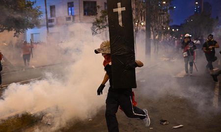 Al menos una persona murió este jueves y 10 resultaron heridas como consecuencia de violentos enfrentamientos entre manifestantes y policías en Arequipa. Al menos una persona murió este jueves y 10 resultaron heridas como consecuencia de violentos enfrentamientos entre manifestantes y policías en Arequipa.