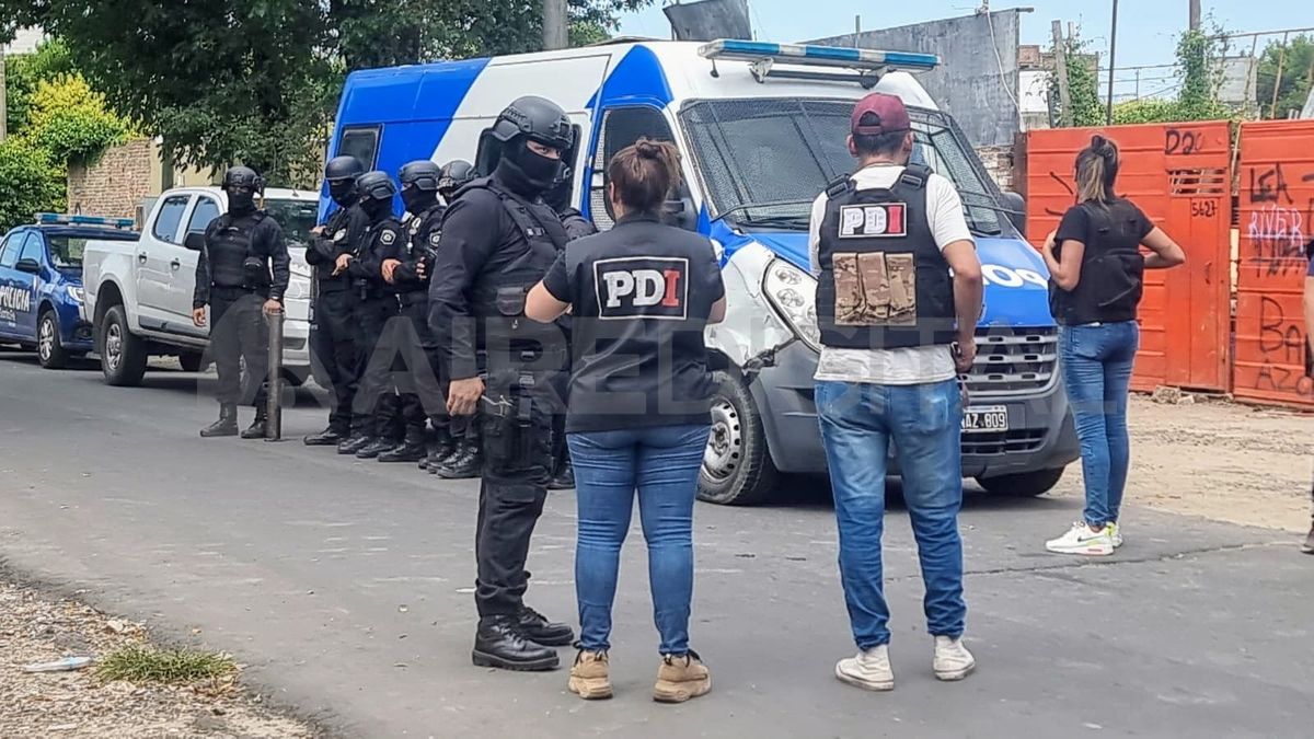 Si bien se realizaron numerosos allanamientos, aún no fueron detenidos los autores materiales de los homicidios de dos taxistas, un colectivero y un playero de estación de servicio, todos asesinados en cuestión de horas en Rosario. Si bien se realizaron numerosos allanamientos, aún no fueron detenidos los autores materiales de los homicidios de dos taxistas, un colectivero y un playero de estación de servicio, todos asesinados en cuestión de horas en Rosario.