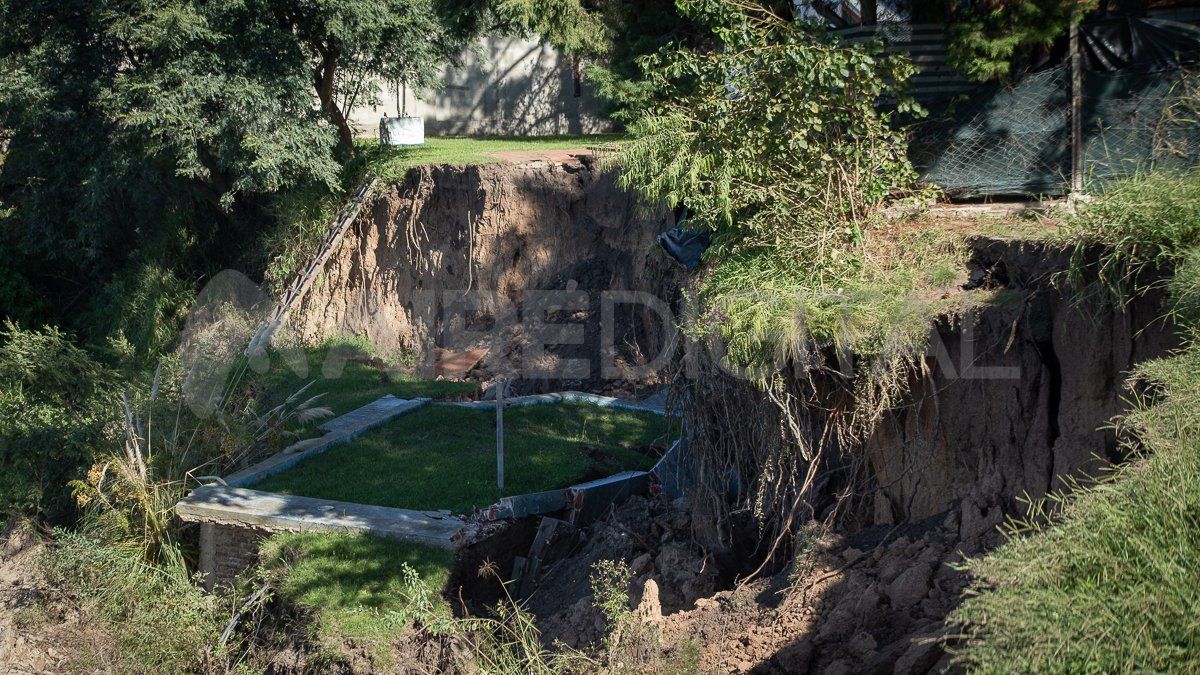 Parte de la vivienda del periodista Fantino se desmoronó. La edificación es la más afectada por su ubicación sobre el lecho del río.