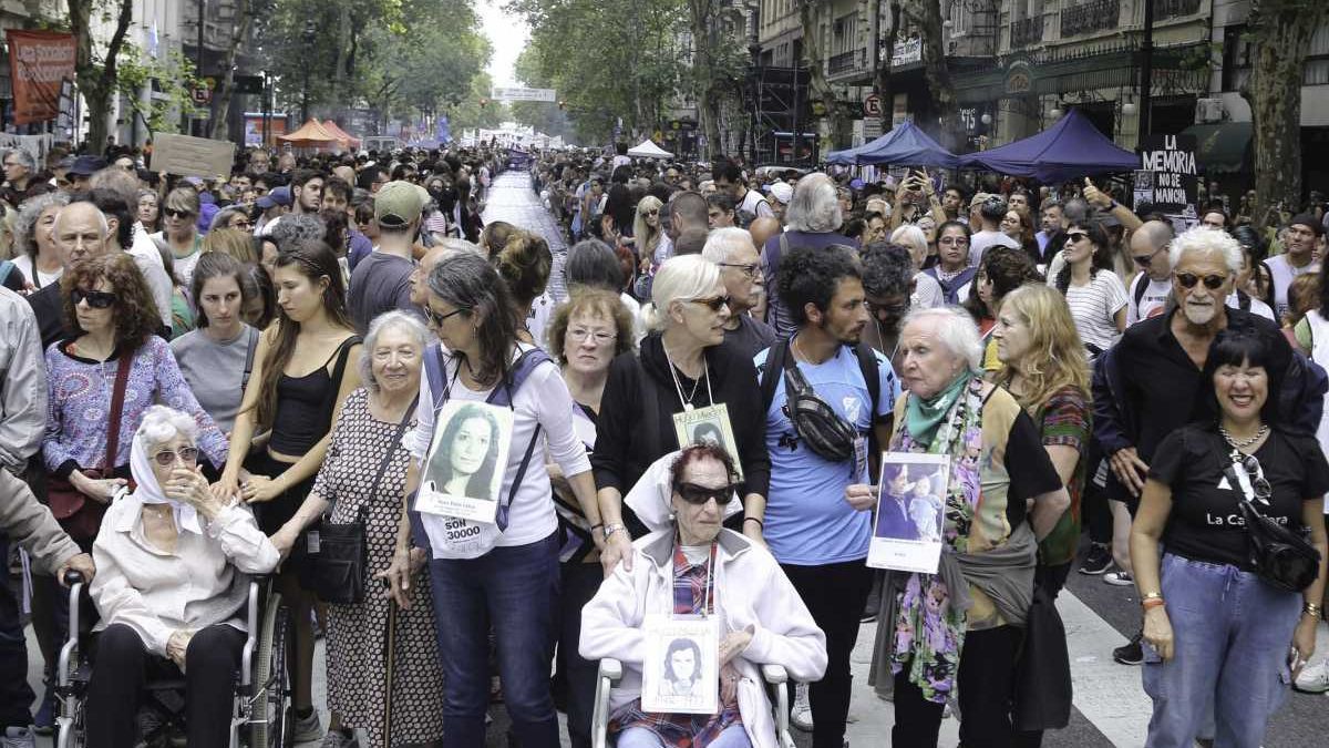 Marcha por el Día de la Memoria, a 49 años del golpe militar. Organismos de Derechos Humanos (Madres, Abuelas, HIJOS, Encuentro Memoria, Verdad y Justicia) marchan junto a sindicatos y partidos políticos. Empiezan a llegar a la Plaza de Mayo.