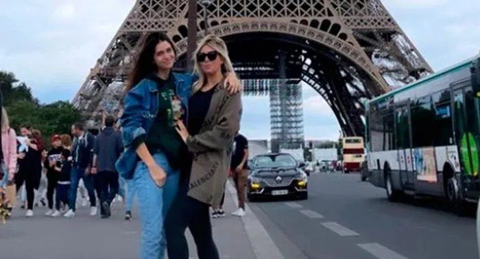 En varias fotos Wanda apareció tocándole la panza a Zaira y despertaron los rumores de embarazo de la modelo. 