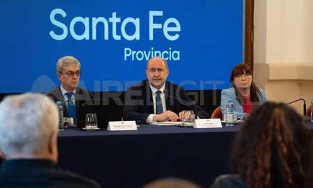 El gobernador Perotti y los ministros Agosto y Arena encabezaron este viernes una conferencia de prensa en la Casa Gris. El gobernador Perotti y los ministros Agosto y Arena encabezaron este viernes una conferencia de prensa en la Casa Gris.