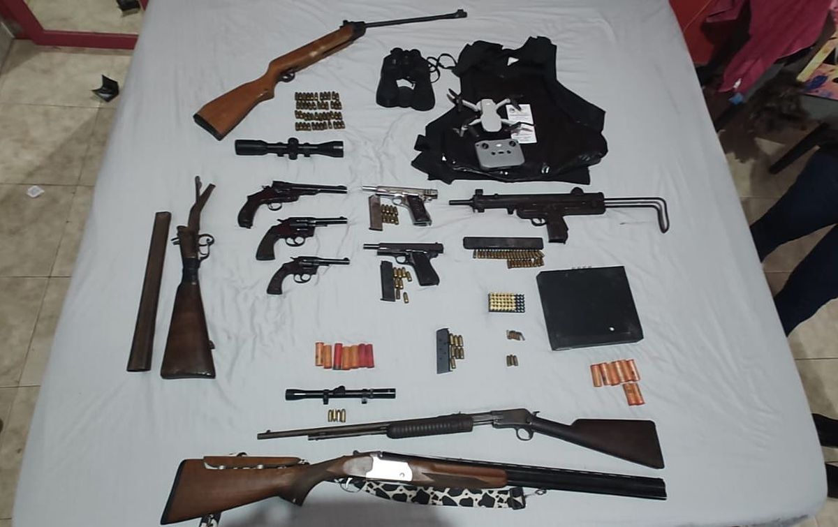 El operativo dio como resultado el secuestro de un arsenal de armas y tres personas resultaron detenidas. El operativo dio como resultado el secuestro de un arsenal de armas y tres personas resultaron detenidas.