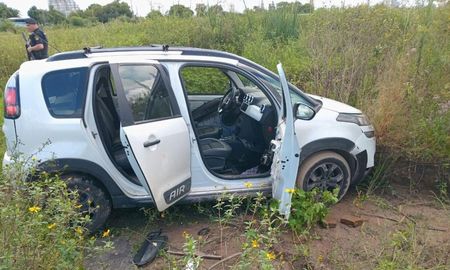 El vehículo fue encontrado en la zona de bañados de Alto Verde. El vehículo fue encontrado en la zona de bañados de Alto Verde.