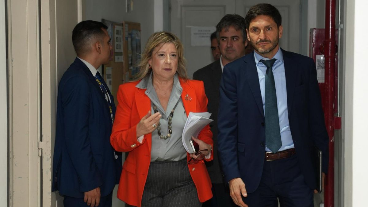 El gobernador Maximiliano Pullaro y la ministra de Seguridad de la Nación, Alejandra Monteoliva, señalaron que el hecho no respondió a bullying ni a un trastorno individual, sino a la influencia de comunidades virtuales que promueven la violencia. El gobernador Maximiliano Pullaro y la ministra de Seguridad de la Nación, Alejandra Monteoliva, señalaron que el hecho no respondió a bullying ni a un trastorno individual, sino a la influencia de comunidades virtuales que promueven la violencia.